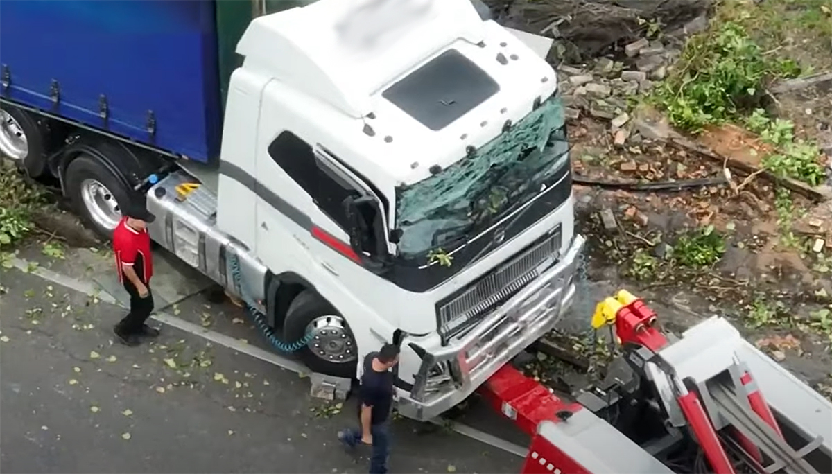 Vrachtwagenchauffeur onwel, dashcam legt vast hoe vrachtwagen stuurloos door Adelaide raast [+video]