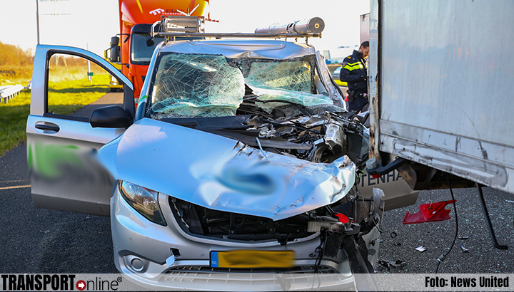Bestuurder bestelbus gewond na aanrijding achterop vrachtwagen op A50 [+foto]