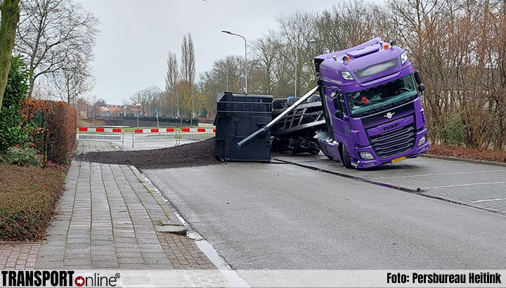 Vrachtwagentrailer kantelt in Barneveld tijdens lossen [+foto]