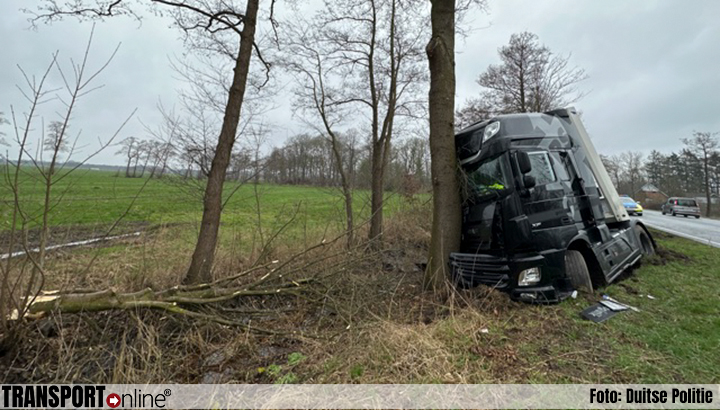 Vrachtwagen tegen boom langs Duitse B73