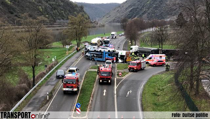 Twee chauffeurs gewond bij aanrijding autotransporter en Unimog op Duitse B49 [+foto]