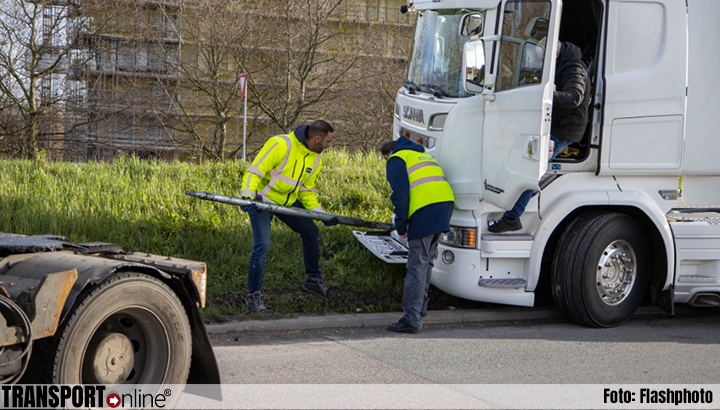 Vrachtwagen rijdt zich vast in berm in Vlaardingen en wacht urenlang tevergeefs op sleepdienst [+foto's]