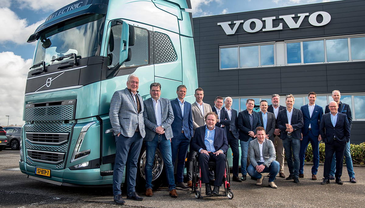 Volvo Trucks Nederland en haar dealers tekenen nieuw dealercontract dat de toekomst van beide bedrijven versterkt