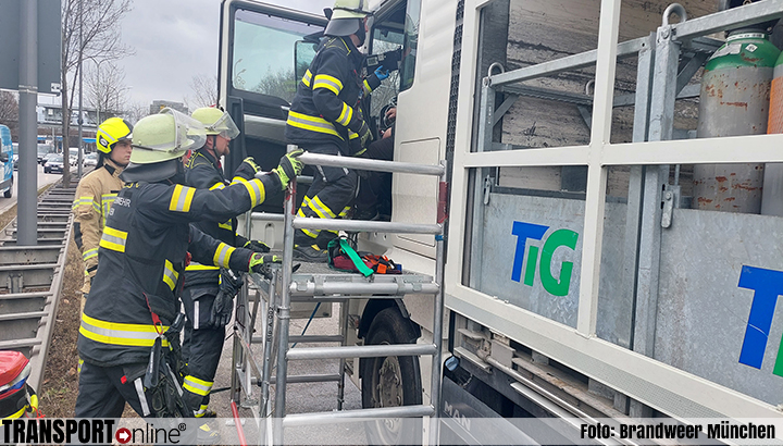 Hulpdiensten redden onwel geworden vrachtwagenchauffeur in München [+foto]