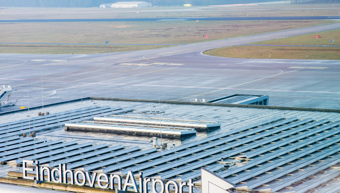Meer dan duizend extra zonnepanelen op dak terminal Eindhoven Airport