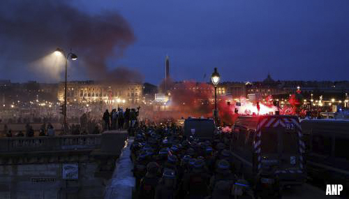 Franse politie gebruikt traangas en waterkanonnen tegen betogers vanwege verhoging pensioenleeftijd [+video's]