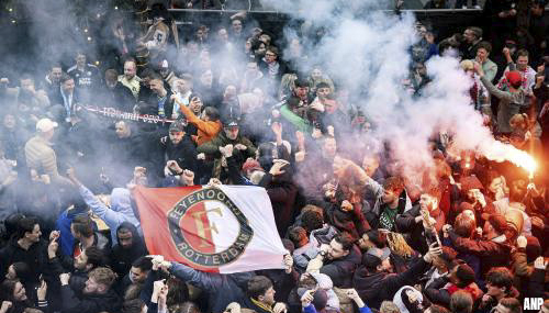 Feyenoord door supporters met vuurwerk onthaald in Rotterdam