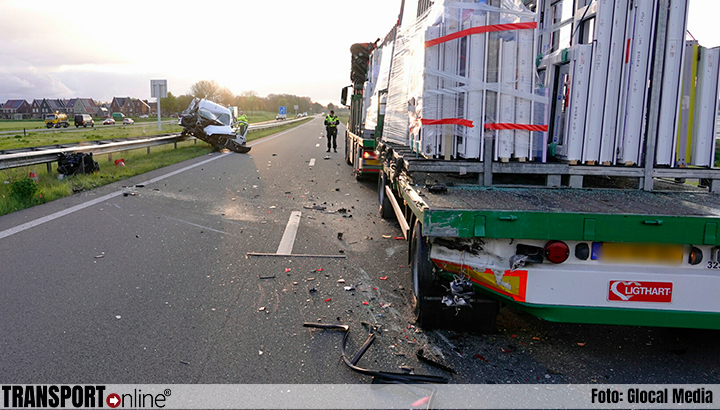 Bestelbus botst achterop vrachtwagen met pech op N307