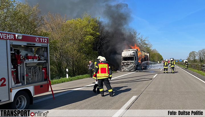 Vrachtwagen brandt volledig uit op Duitse A57 [+foto's]