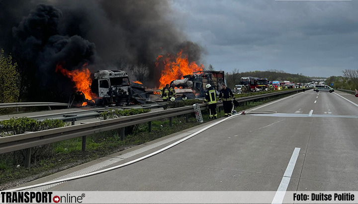Twee vrachtwagens in brand op Duitse A14 na ongeval