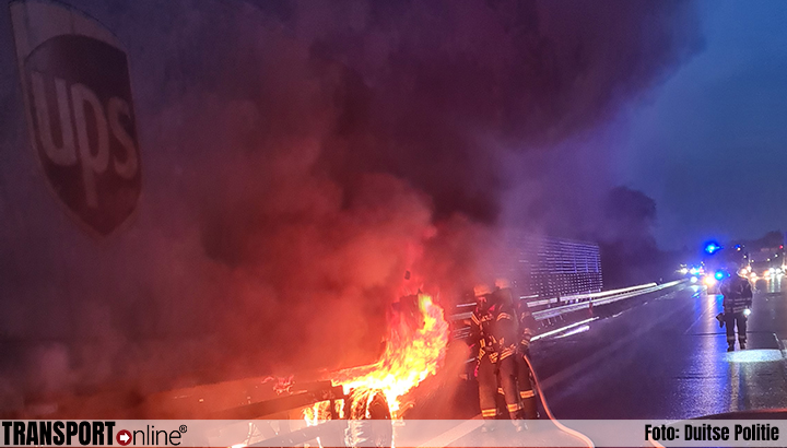 Vrachtwagen aanhanger geladen met pakketten uitgebrand op Duitse A5 [+foto's]