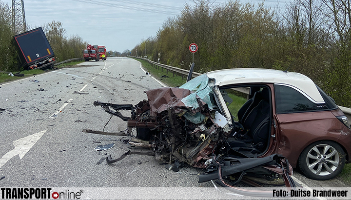 Dode bij ernstig ongeval tussen auto en vrachtwagen op Duitse L326 [+foto's]