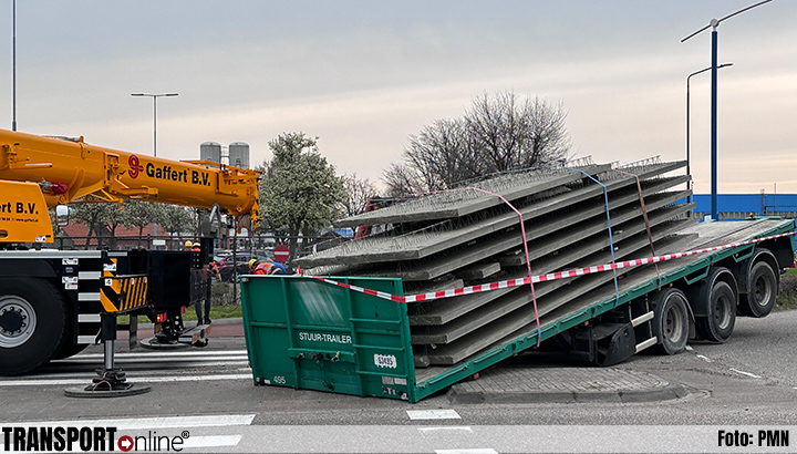 Trekker verliest trailer met betonplaten op rotonde in Veghel