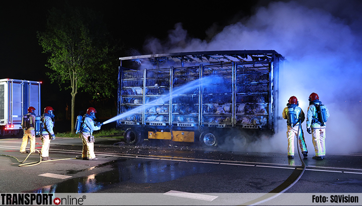 Vrachtwagen aanhanger vol kalkoenen uitgebrand in Oirschot