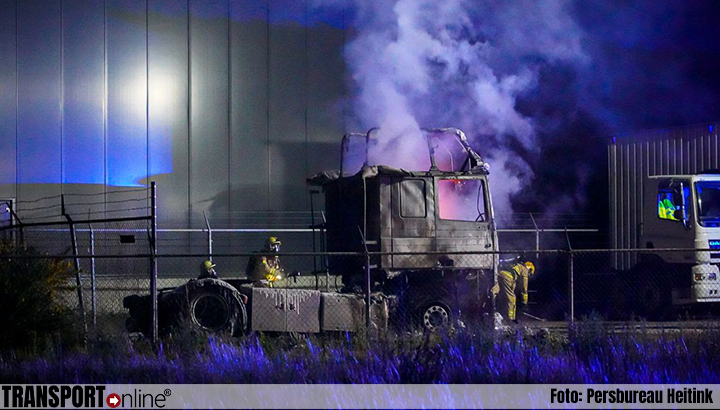 Vrachtwagen brandt volledig uit bij transportbedrijf in Eerbeek [+foto]