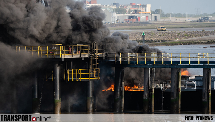 Grote brand op tanker bij chemiepark Farmsum onder controle [+foto]