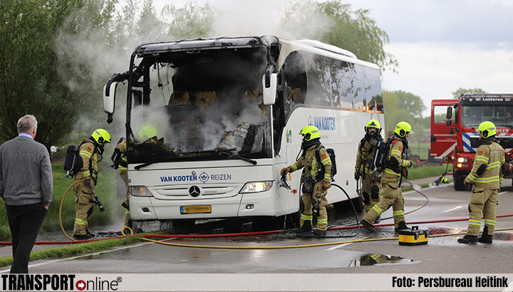 Touringcar in brand gevlogen in Lunteren [+foto]
