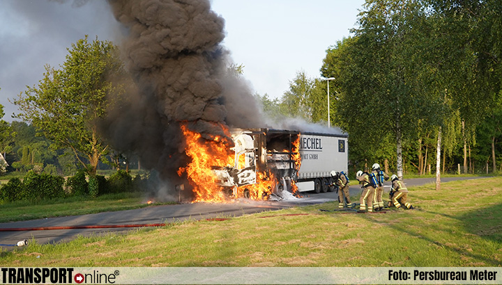 Vrachtwagen brandt uit langs de A37 [+foto]