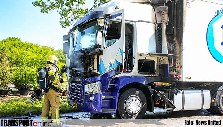 Vrachtwagen in brand in Vaassen [+foto]