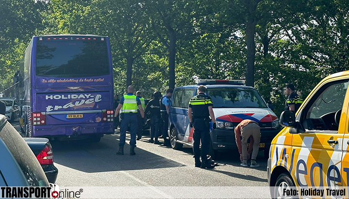 Politie ontruimd door asielzoekers vernielde touringcar in Ter Apel [+foto]
