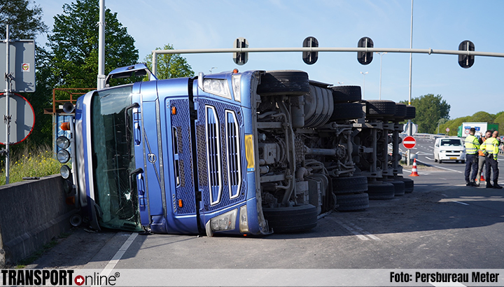 Vrachtwagen gekanteld op Julianaplein in Groningen [+foto]