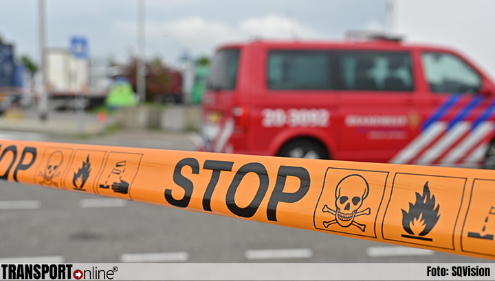 Parkeerplaats Hazeldonk afgezet vanwege lekkage gevaarlijke stof uit container [+foto's]