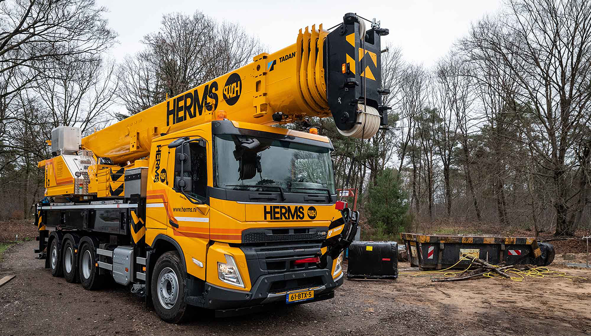 Herms breidt vloot truckkranen uit met Volvo FMX tridem met Tadano-kraan