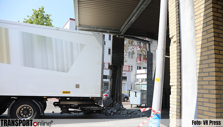 Vrachtwagen rijdt tegen steunpilaar Albert Heijn in Den Haag [+foto]