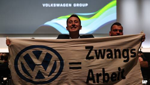 Taartengooier en naaktprotest bij aandeelhoudersvergadering VW [+video]