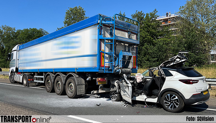 Automobilist gewond nadat hij achterop vrachtwagen botst in file [+foto]