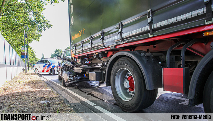 Auto botst achter op vrachtwagen in Nuenen; één gewonde [+foto]