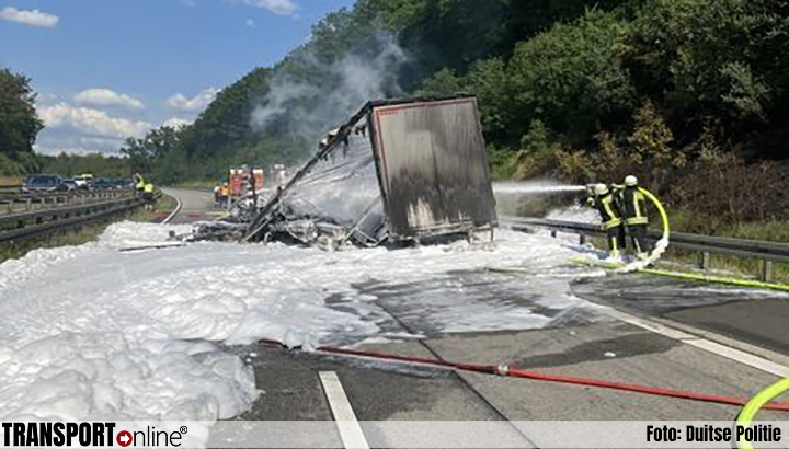 Tientallen chauffeurs nemen rust op vluchtstrook Duitse A5 na vrachtwagenbrand