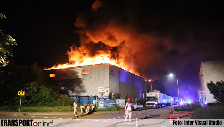 Grote brand in papierloods recyclingbedrijf in Purmerend [+foto]