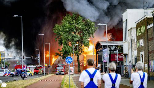 Grote brand in Rotterdam onder controle, wel nog steeds rook [+foto's]