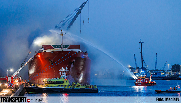 Brand op vrachtschip in Dordrecht geblust [+foto's]