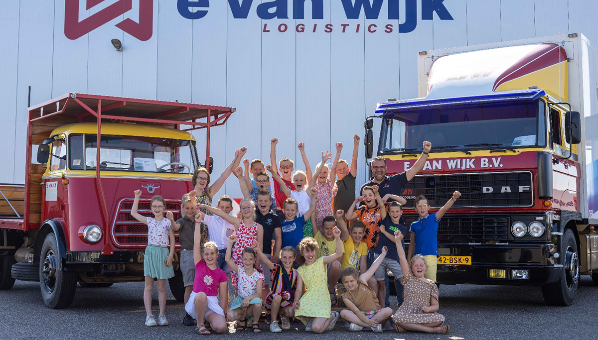 Transportbedrijf E. van Wijk viert jubileum met medewerkers van de toekomst