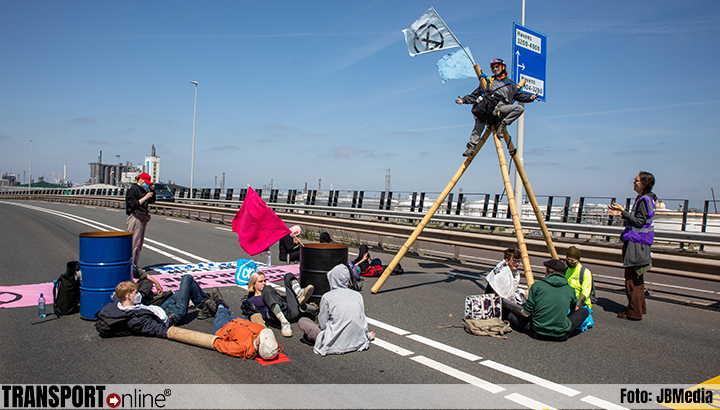 Klimaatactivisten blokkeren wegen naar Shell in Rotterdamse haven, opstootjes met vrachtwagenchauffeurs [+foto]