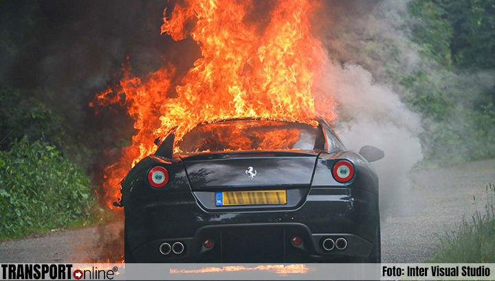 Peperdure Ferrari uitgebrand in Blaricum [+foto]