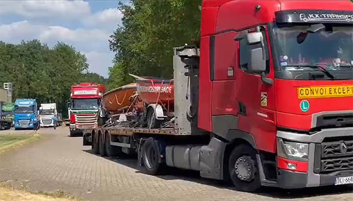 Eerste vijftien vrachtwagens naar Oekraïne vertrokken voor hulp na damdoorbraak [+video]