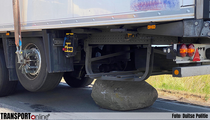 Vrachtwagenchauffeur neemt 1500 kilo zware kei mee [+foto]