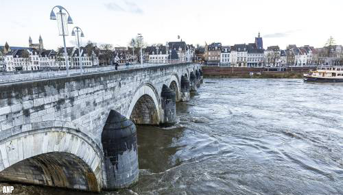 Rijkswaterstaat waarschuwt voor snelle stijging Maas in Limburg