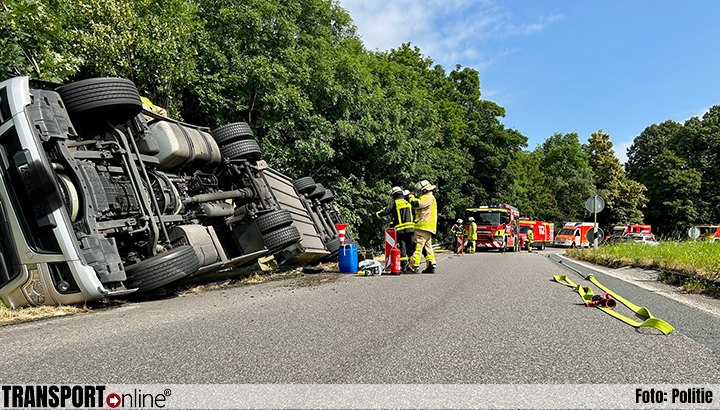 Vrachtwagenchauffeuse gewond na kantelen vrachtwagen op Duitse A2 [+foto]