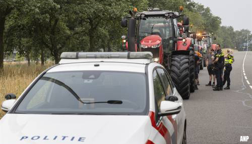 Politie haalt tractoren van snelweg A28, bekeuringen uitgedeeld