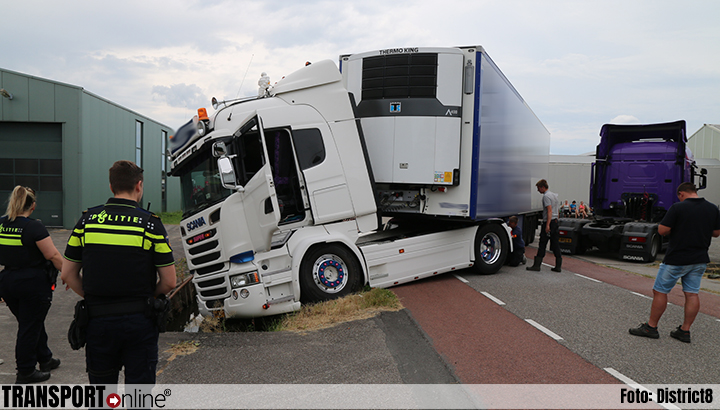 Vrachtwagen van de weg in Delfgauw [+foto]