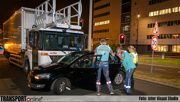 Automobiliste lichtgewond na aanrijding met vrachtwagen op Schiphol [+foto].