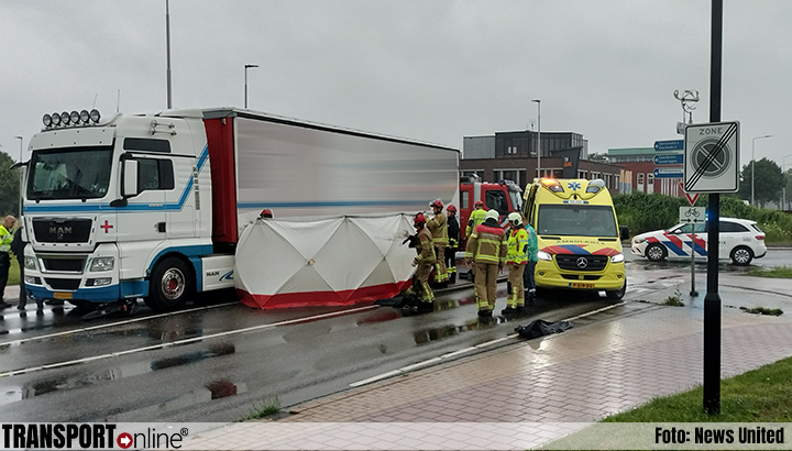 Fietsster om het leven gekomen na aanrijding met vrachtwagen op rotonde in Doetinchem [+foto]