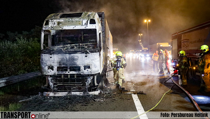 Vrachtwagen uitgebrand op A12 [+foto]