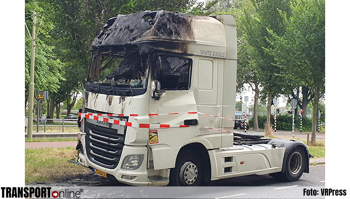 Vrachtwagen uitgebrand in Den Haag [+foto]