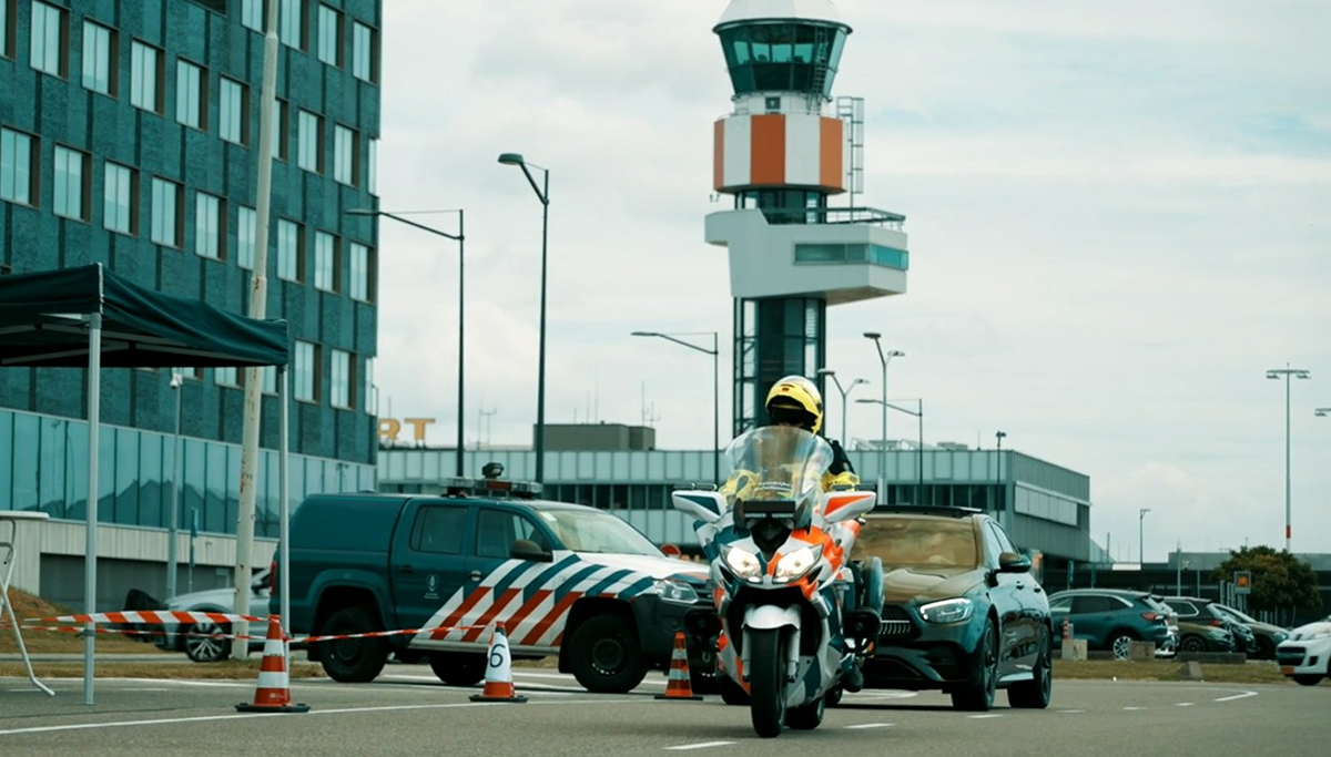 Koninklijke Marechaussee houdt grote veiligheidscontrole op Rotterdam The Hague Airport [+video]