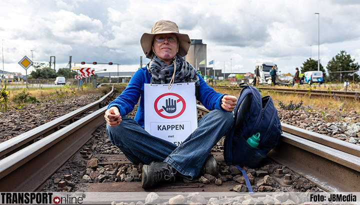 Klimaatactivisten blokkeren spoor op Rotterdamse Maasvlakte [+foto's]
